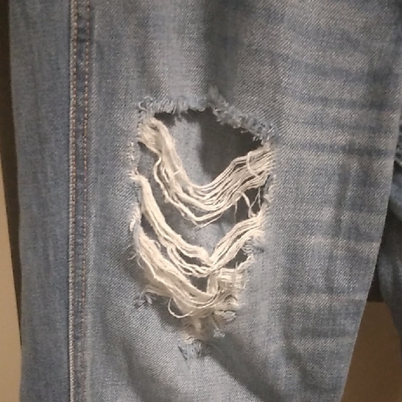 Women's Hollister Low Rise Boyfriend Distressed Jeans - Picture 12 of 16